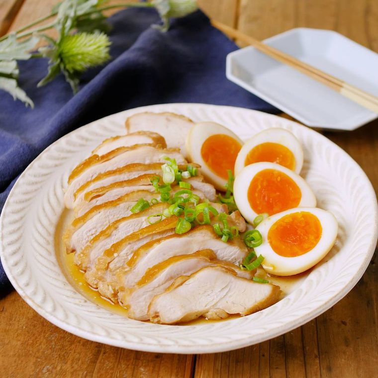 白色の丸皿に盛られた炊飯器で鶏むね肉のチャーシューと煮卵