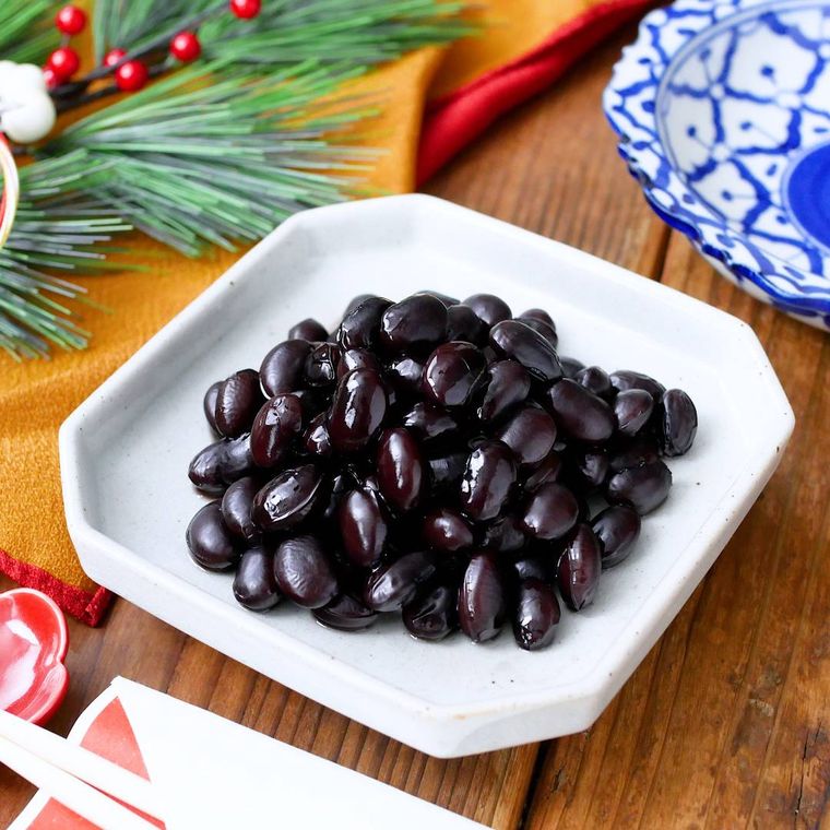 白色の四角の皿に盛られた炊飯器で作る黒豆煮