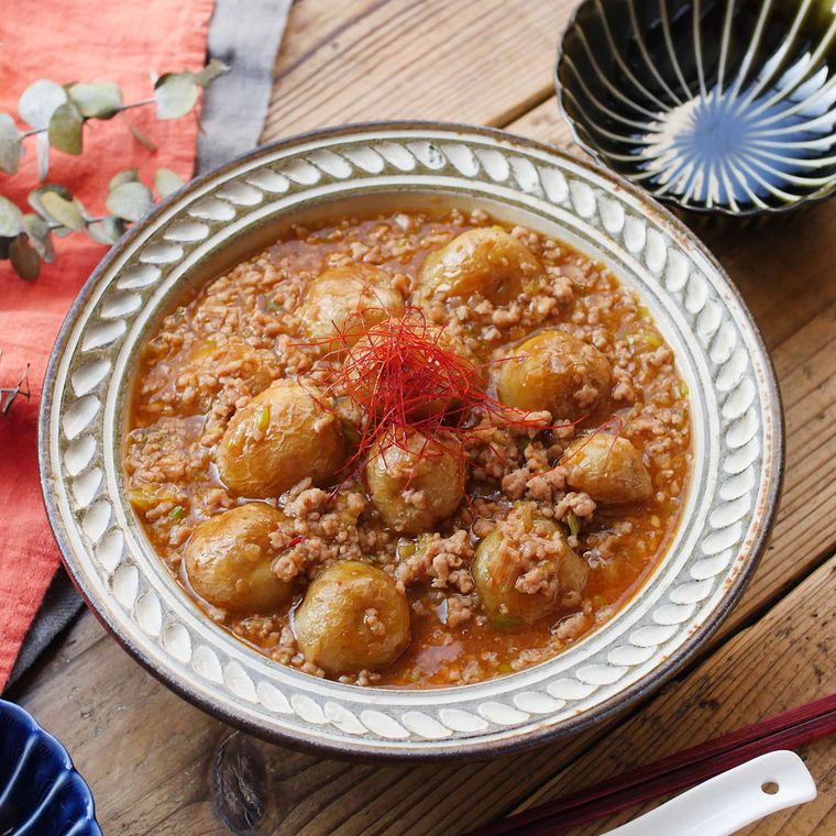 灰色の丸皿に盛られた麻婆じゃがいも