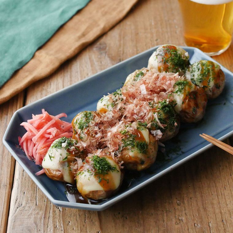 青色の長皿に盛られたじゃがいものチーズ揚げたこ焼き風