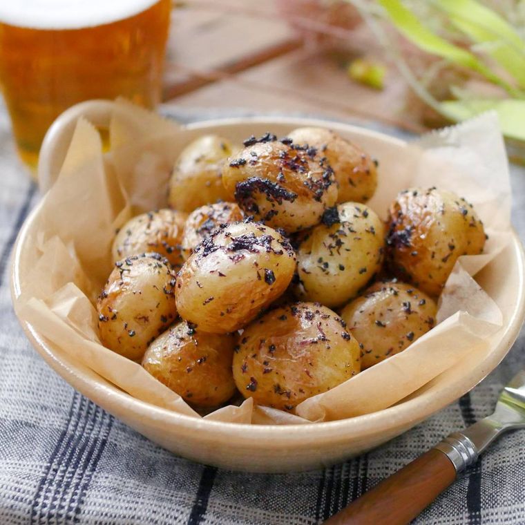 ベージュの丸皿に盛られた小さいじゃがいものゆかりバター炒め