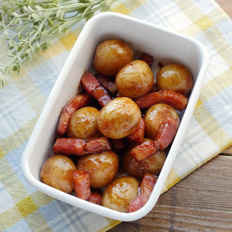 白色の保存容器に入ったじゃがベーコンの煮っころがし