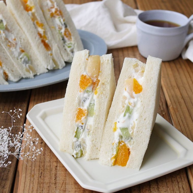 白い皿にのったフルーツサンド