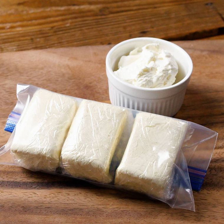 保存袋に入ったクリームチーズ