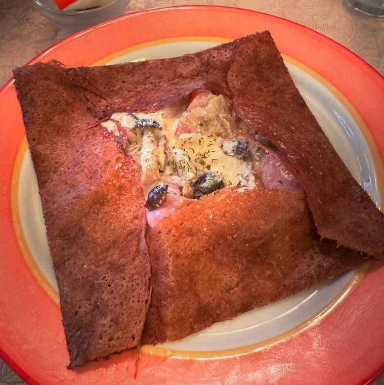 赤と白のお皿に盛られたクレープリーランチのガレット