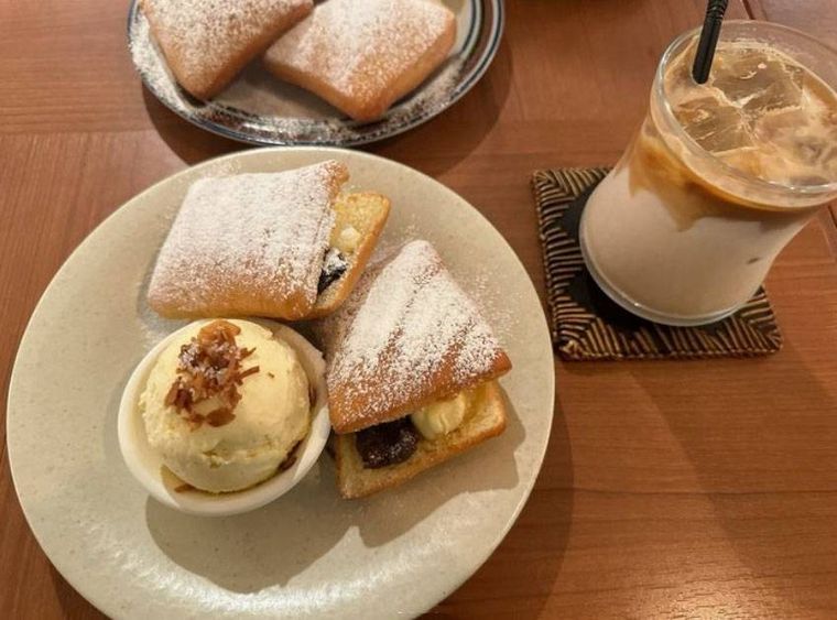 お皿に盛られたベニエ あんバターとアイスカフェラテ