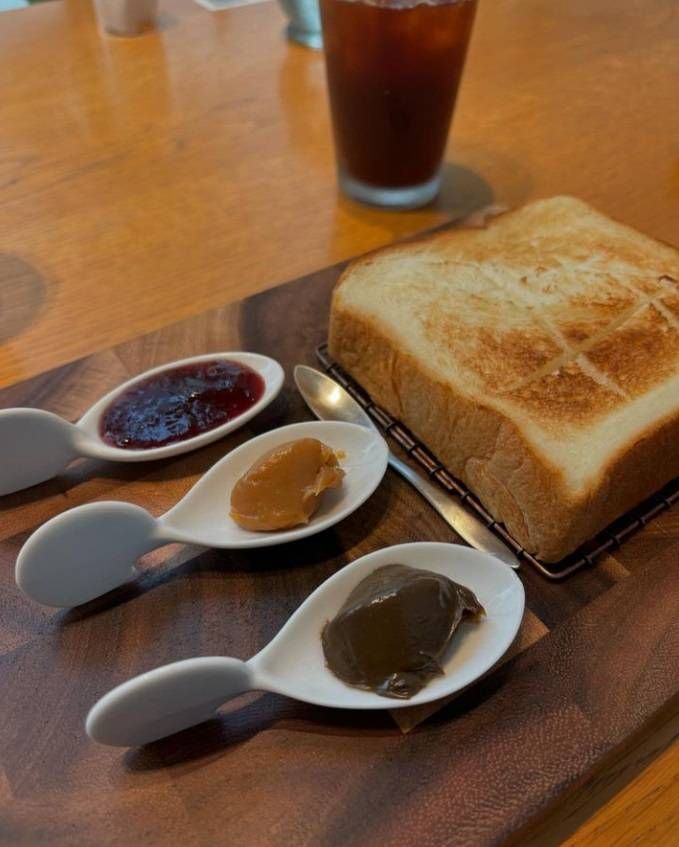 木のプレートにのった極生北海道ミルクバター食パンと3種のお好きなジャム