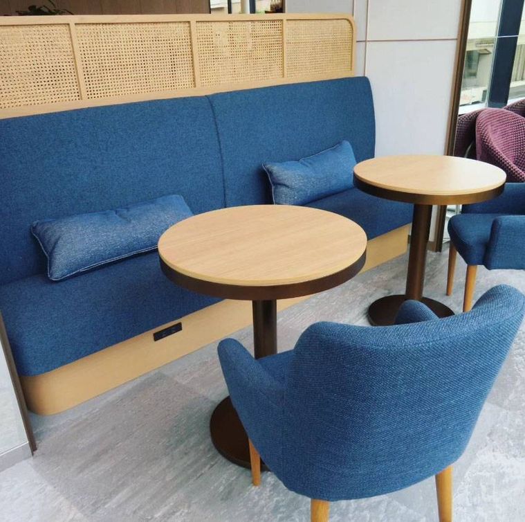 青いソファ席があるプラットフォーム2の店内