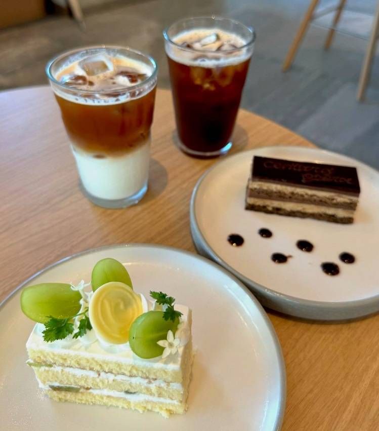 テーブルの上に並べられたケーキセットのケーキとドリンク