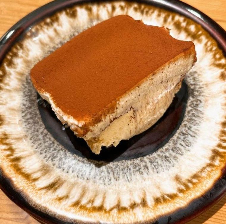 お皿に盛られたティラミス