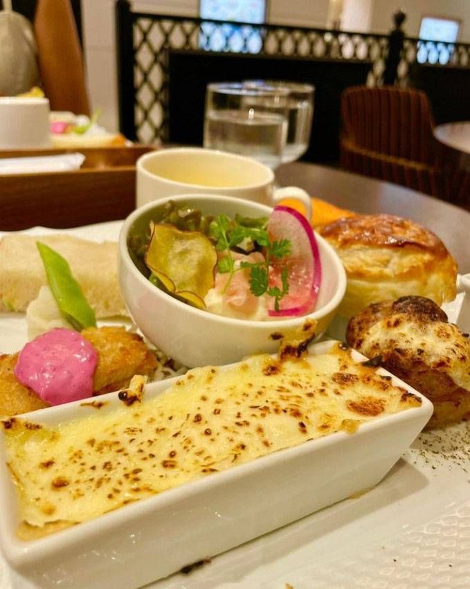 白いプレートに盛られたワンプレートランチ