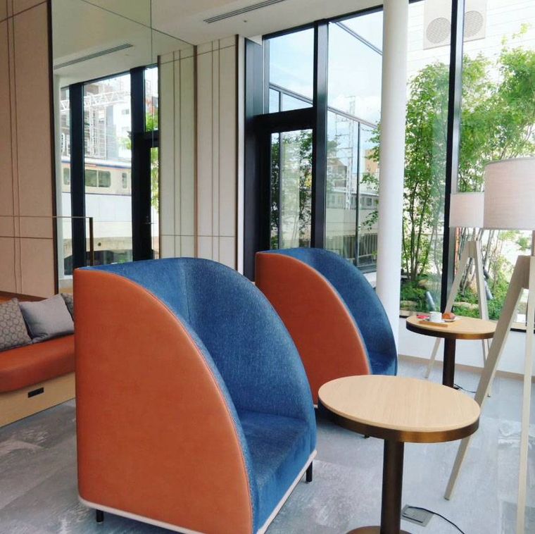 ひとり用のソファ席が並ぶプラットフォーム2の店内