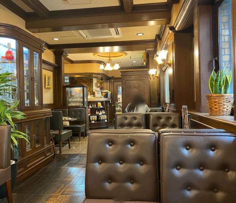 ソファ席が並ぶレトロな雰囲気の丸福珈琲店 千日前本店の店内