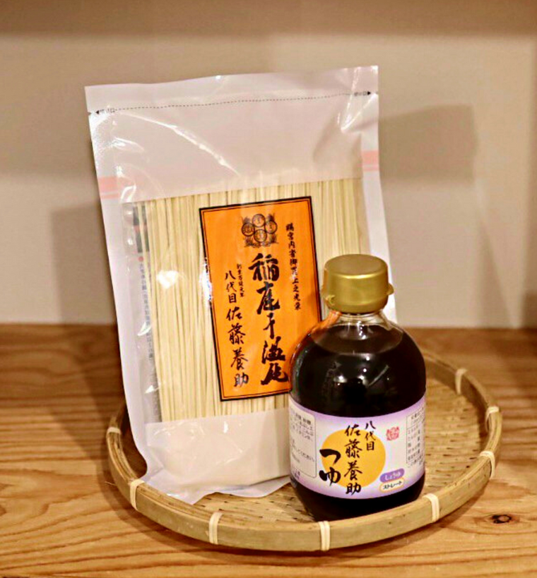 テーブルに置かれた稲庭うどんとつゆ