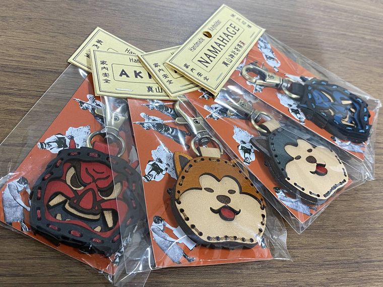 秋田犬やなまはげモチーフの革製キーホルダー4個