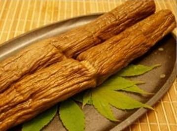 お皿に盛られたいぶりがっこ2本