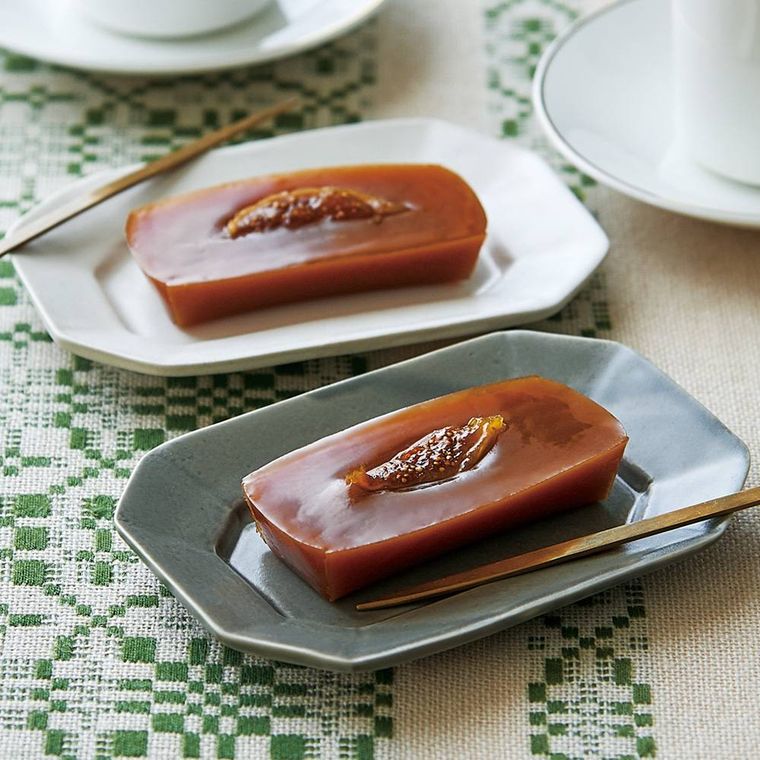 お皿にのせられた生キャラメルの羊羹