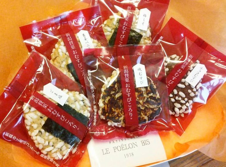 個包装で机にならべられたおむすび型のクッキー