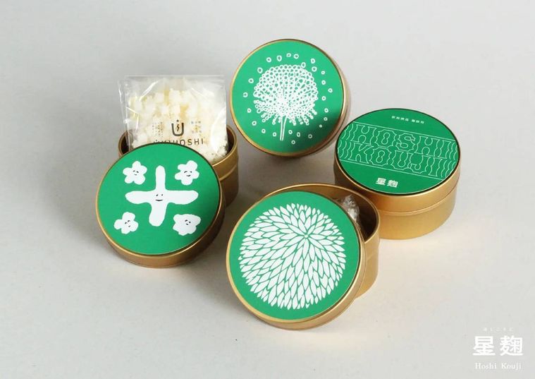 シンプルなイラストが描かれた緑の丸缶に入ったほしこうじ