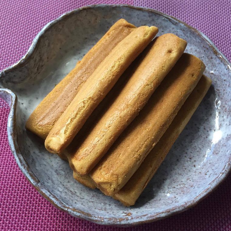 お皿に盛り付けられた新潟のカステラぽっぽ焼き