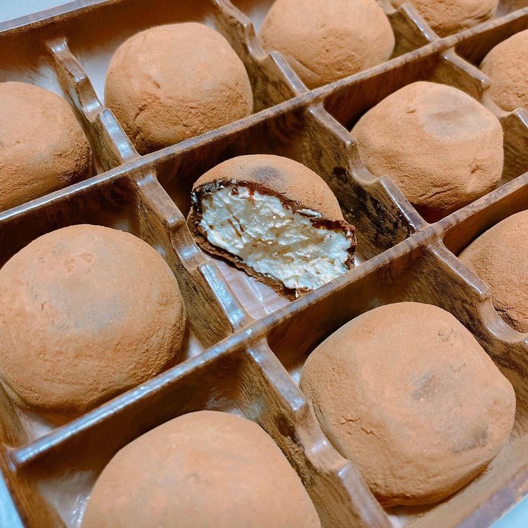 箱の中にショコラボヤージュが並んでいる