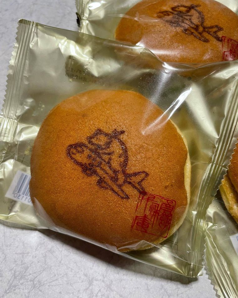 函館限定の刻印が押されたどら焼き