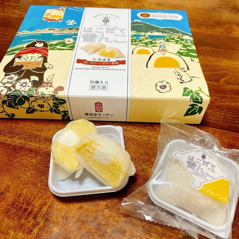 はこだて雪んこのパッケージと商品が並んでいる
