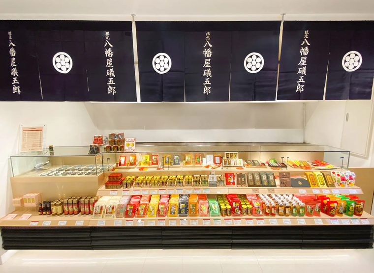 商品やカスタムブレンドが並ぶ八幡屋礒五郎の店舗