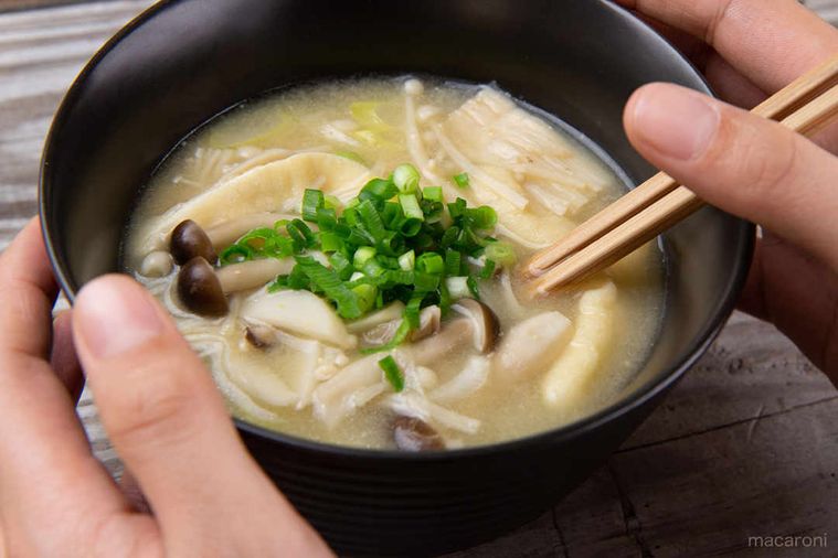 きのこみそ汁をお箸でいただきます。