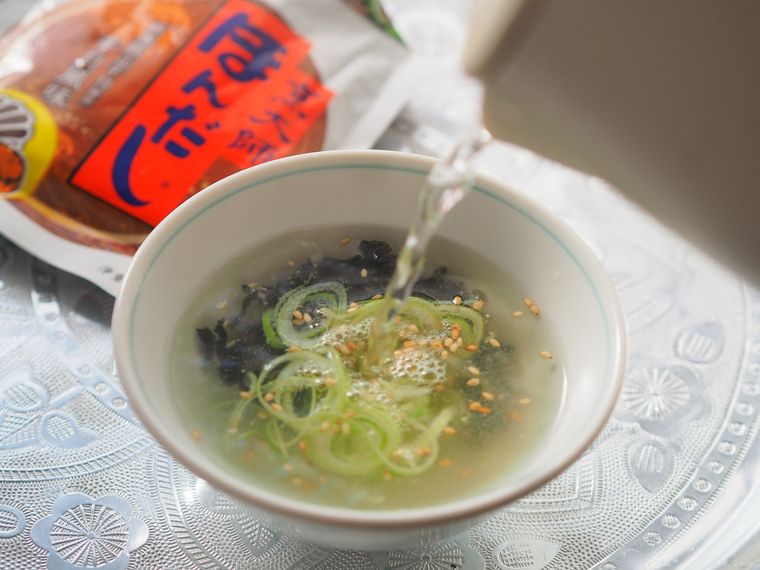 お椀にお湯を注ぐ様子