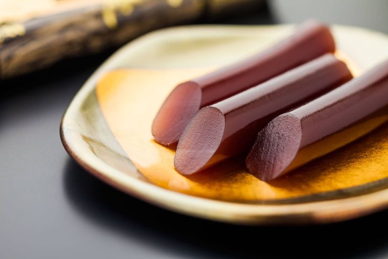 右城松風堂筏羊羹がお皿に並べられている