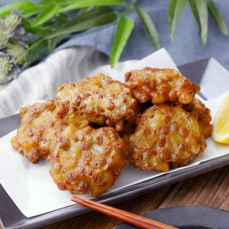 皿に盛りつけられた納豆唐揚げにレモンが添えられている