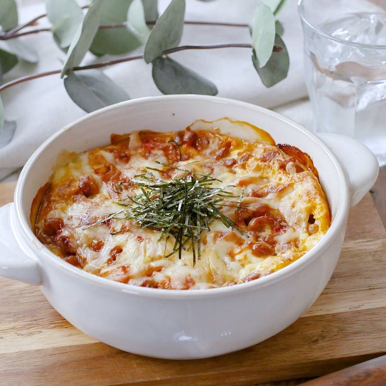 白い器に入った納豆キムチの豆腐グラタン