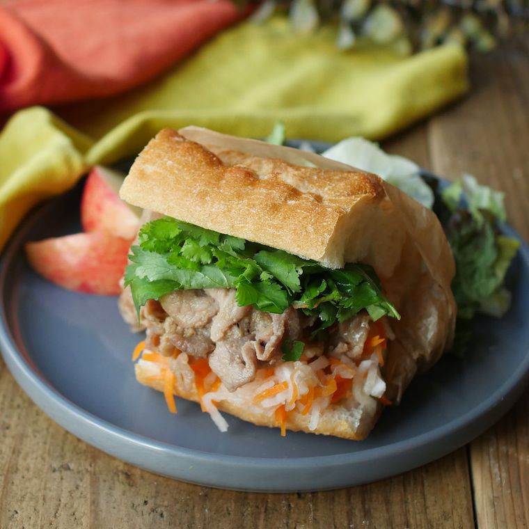 ブルーのお皿に盛りつけられた紅白なますのバインミー