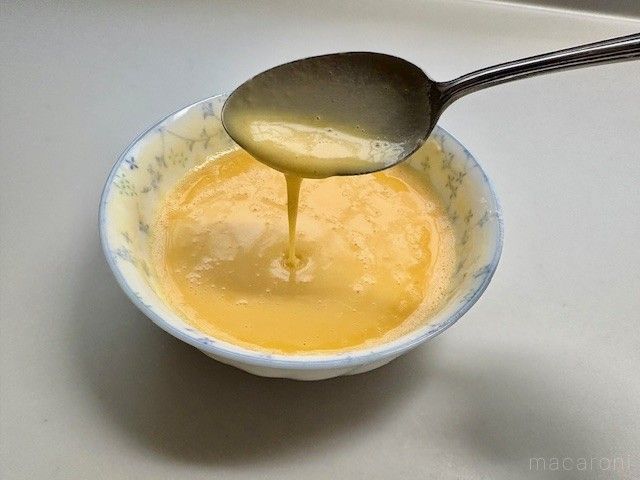 米粉を使ったバッター液をスプーンで垂らしている様子