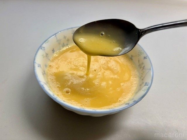 片栗粉を使ったバッター液をスプーンで垂らしている様子