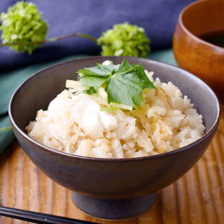 茶碗に盛られた鯛めし