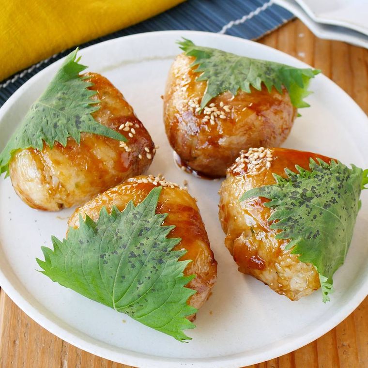 皿に盛られた大葉の肉巻きおにぎり