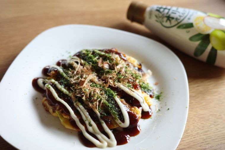 お好み焼きに生オリーブオイルソースをかける