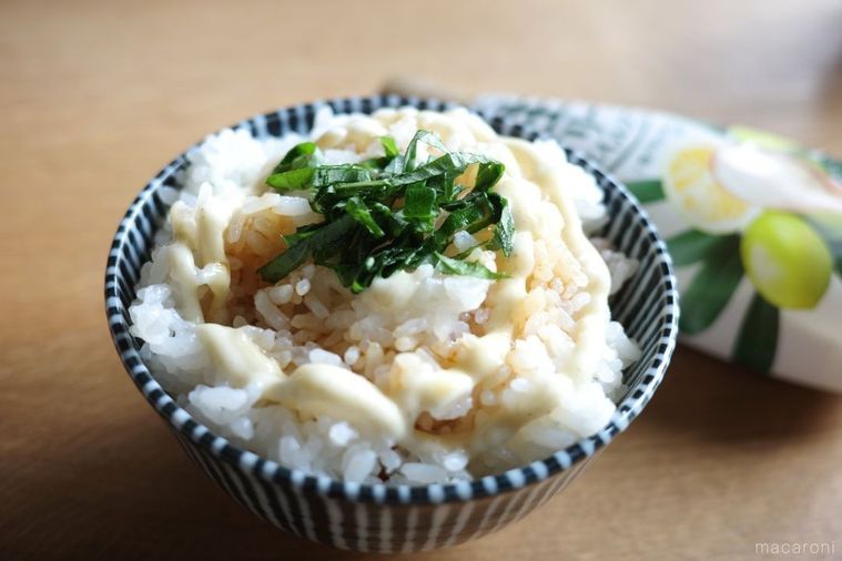 ごはんに生オリーブオイルソースをかける