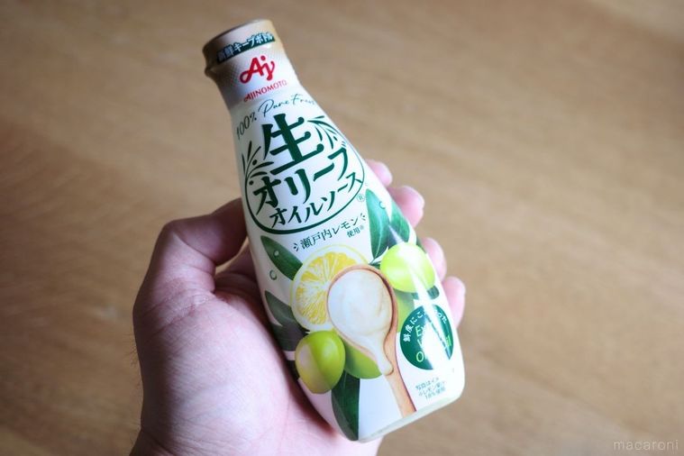 手に持った生オリーブオイルソース
