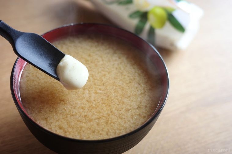 味噌汁に生オリーブオイルソースを入れる