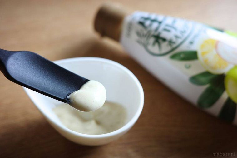 生オリーブオイルソースを掬う