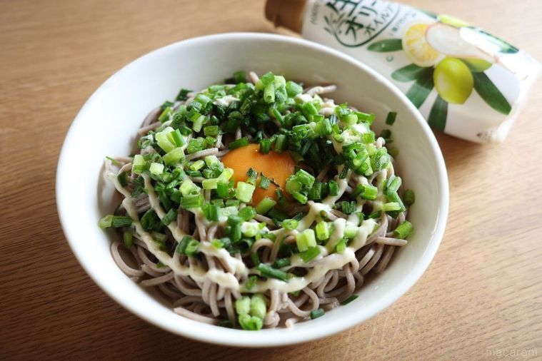 そばに生オリーブオイルソースをかける