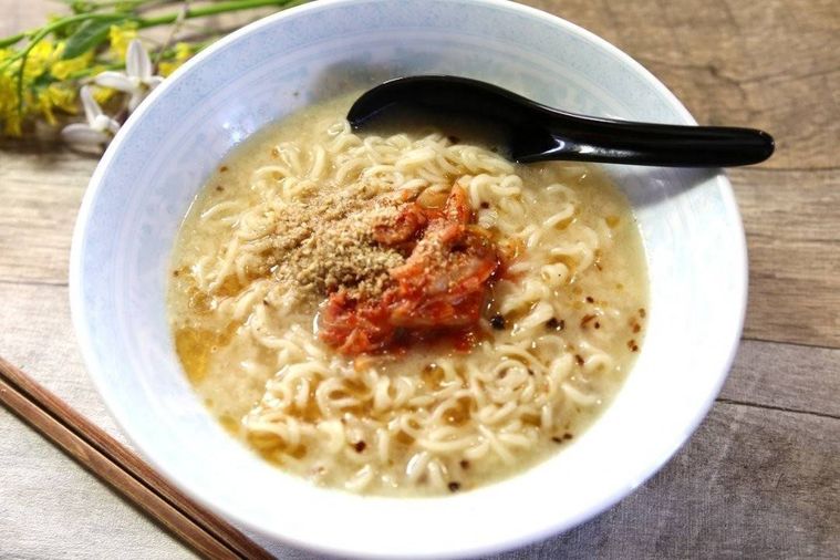 ラーメン鉢に盛り付けられたキムチWごまラーメン