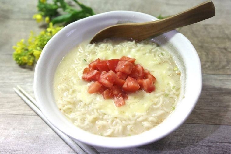 トマトとチーズをのせたうまかっちゃん