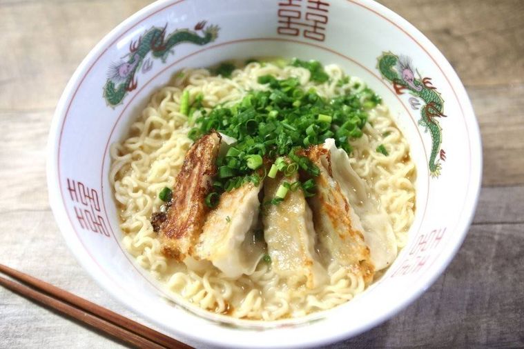 ラーメン鉢に盛り付けられたうまかっちゃんの餃子のせラーメン