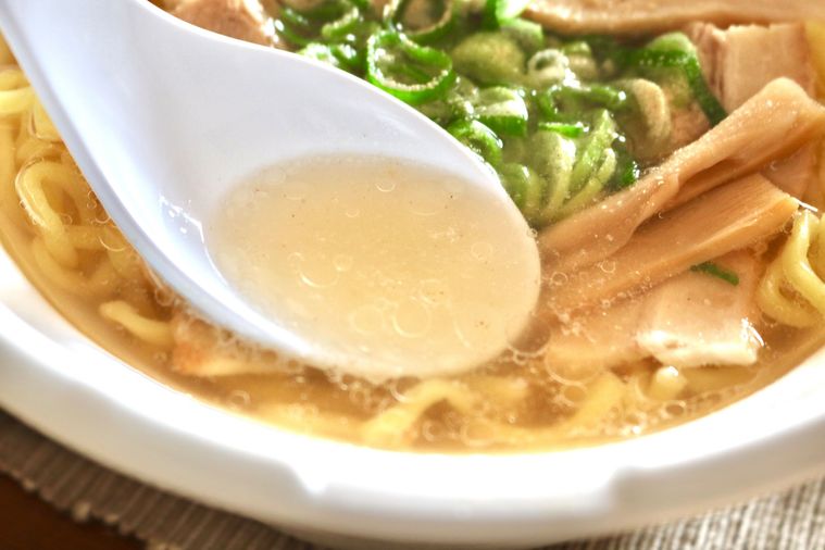 れんげでスープをすくっている様子