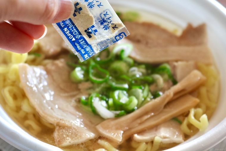 スパイスをかけている様子