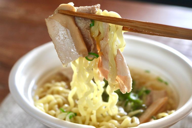 チャーシューと麺を箸でとっているところ
